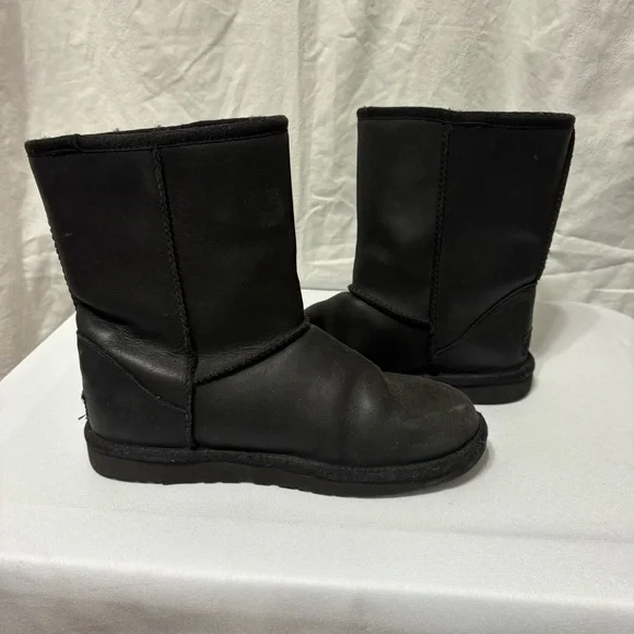 UGG Classic Short Leather Boots in black. - Picture 3 of 9